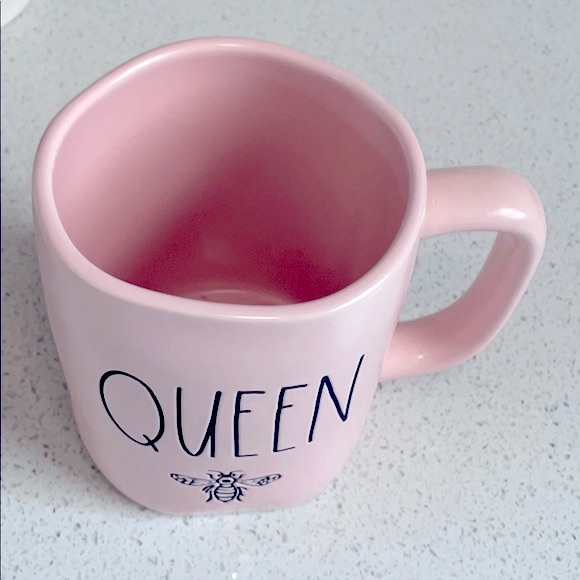 ❗️B2G1❗️ RAE DUNN PINK QUEEN BEE COFFEE TEA MODERN FARMHOUSE COFFEE TEA MUG - Picture 2 of 3
